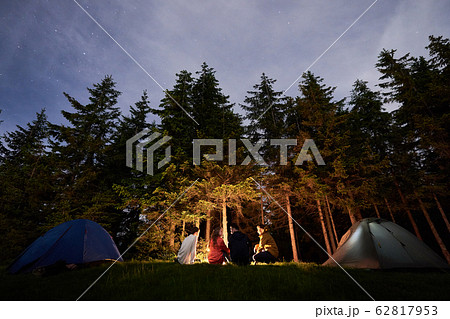 Campfire evening campfire against the backdrop of a powerful forest. 62817953