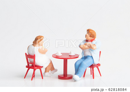 【ミニチュアギャラリー】カフェのカップル 62818084