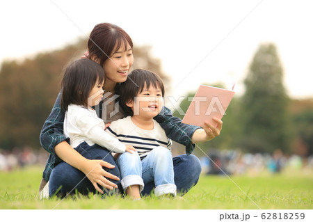 本を読む親子 62818259
