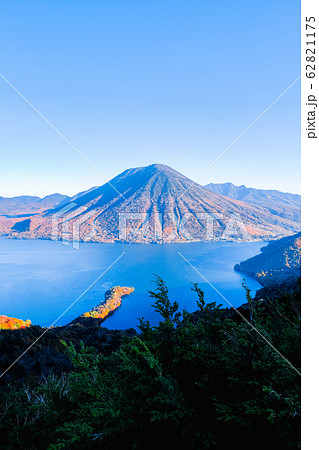 秋の中禅寺湖と男体山 (半月山展望台より) 秋の中禅寺湖と男体山 (半月山展望台より) 62821175