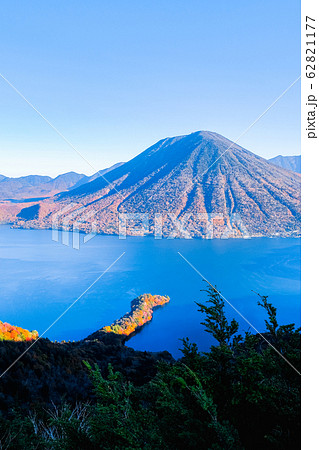 秋の中禅寺湖と男体山 (半月山展望台より) 秋の中禅寺湖と男体山 (半月山展望台より) 62821177