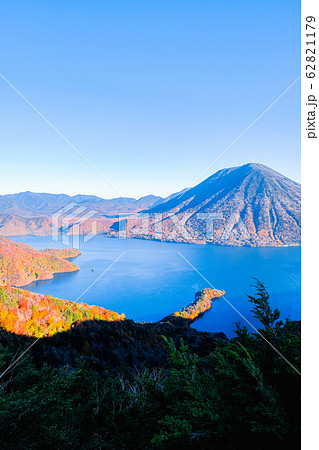 秋の中禅寺湖と男体山 （半月山展望台より） 62821179