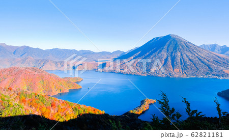 秋の中禅寺湖と男体山 (半月山展望台より) 秋の中禅寺湖と男体山 (半月山展望台より) 62821181