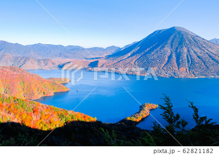 秋の中禅寺湖と男体山 (半月山展望台より) 秋の中禅寺湖と男体山 (半月山展望台より) 62821182