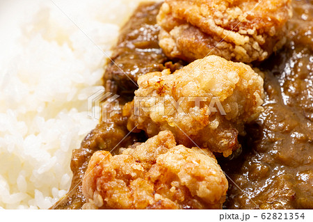 カレーライスにのせられた鶏肉の唐揚げ。 62821354