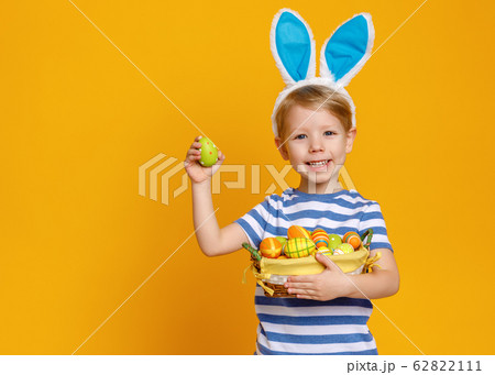 funny happy child boy with easter eggs and bunny 62822111
