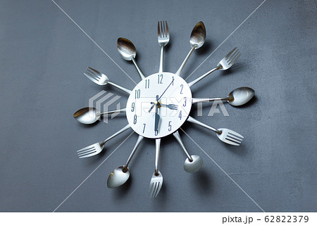 clock in the kitchen, cutlery 62822379