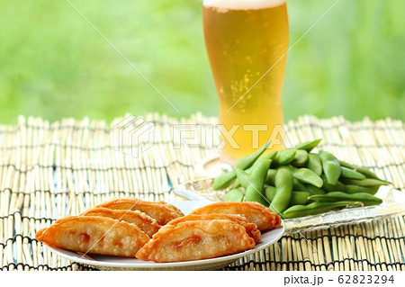 揚げ餃子　えだまめ　ビール　屋外 62823294