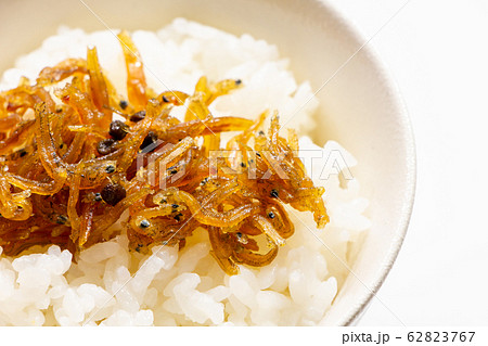 ごはんにのせられたちりめん山椒。 ごはんにのせられたちりめん山椒。 62823767