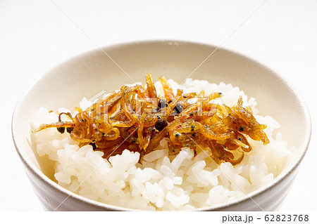 ごはんにのせられたちりめん山椒。 62823768