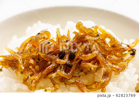 ごはんにのせられたちりめん山椒。 62823769