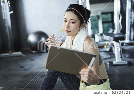 ワークアウト 若い女性 ワークアウト 若い女性 62824221
