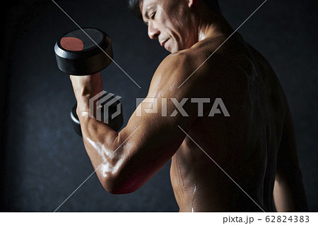 ワークアウト ボディビルダー 男性 ワークアウト ボディビルダー 男性 62824383