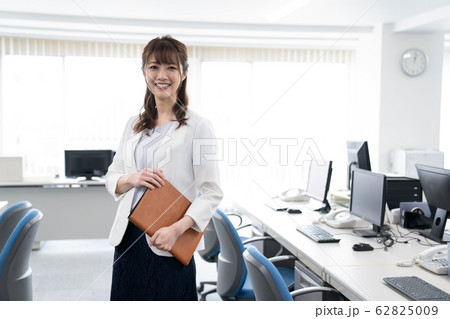 女性 ビジネス ビジネスウーマン 女性 ビジネス ビジネスウーマン 62825009