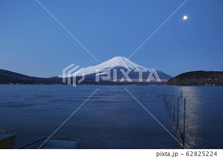 付近)から見た明け方の富士山と月(冬) 付近)から見た明け方の富士山と月(冬) 62825224