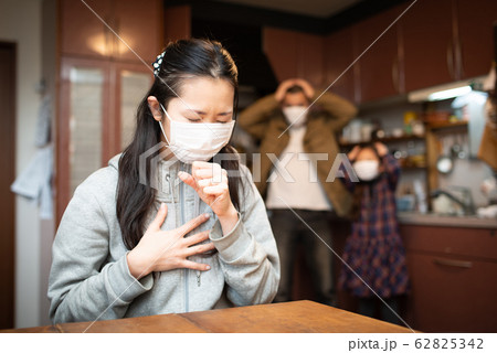 咳をする女性と心配する夫と娘 62825342
