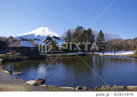 冬の忍野八海の展望台付近からの眺め(山梨県) 冬の忍野八海の展望台付近からの眺め(山梨県) 62825970