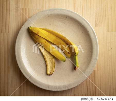 白い陶器皿の上のバナナの皮 1 a banana peel on a ceramic plate 白い陶器皿の上のバナナの皮 1 a banana peel on a ceramic plate 62826373