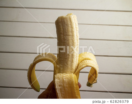 かじったバナナ 4 a bitten banana 4 62826379