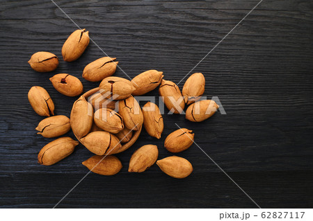 pecan nut close-up pecan nut close-up 62827117