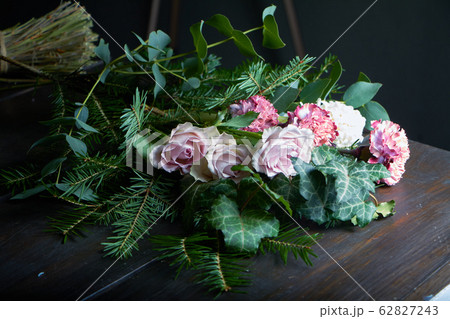 Close-up on the florist's table are flowers to 62827243