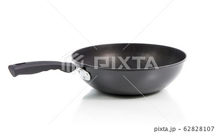 Closeup black frying pan isolated Closeup black frying pan isolated 62828107