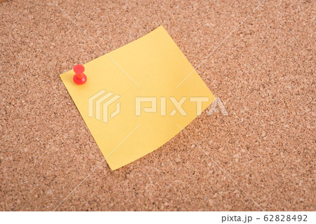 Yellow blank note papers with pin 62828492