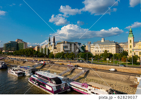 ハンガリー　ドナウ川とブダペストの街並み 62829037