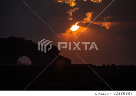 かがんばなトンネルと夕日の薄明光線 6 夕陽出現 の写真素材 67