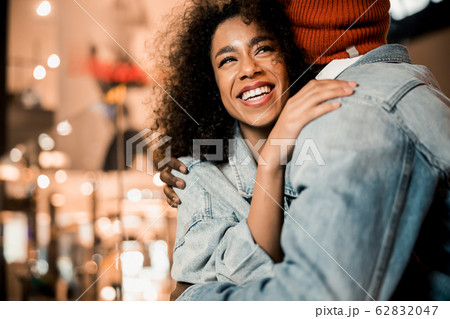 Smiling attractive woman standing near her boyfrined in the city 62832047