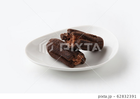 お皿にのせた チョコレート ドーナッツ 白背景 62832391