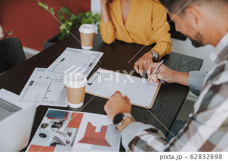 Smiling male customer is signing a contract 62832698