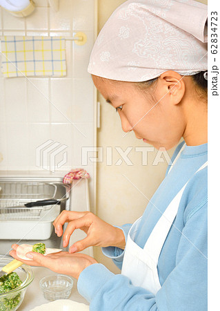 キッチンで料理をする女の子 キッチンで料理をする女の子 62834723