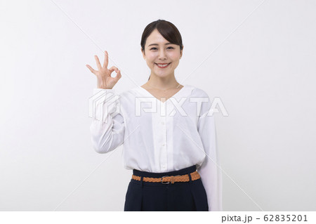 OKサインする女性 OKサインする女性 62835201