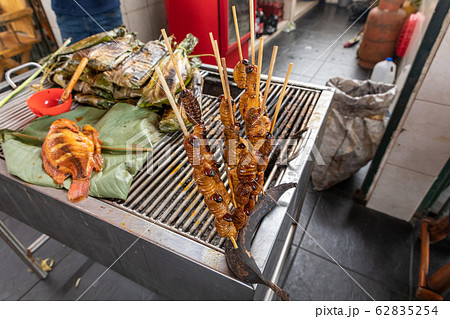 Edible palm weevil larvae (Rhynchophorus phoenicis) at traditional food market 62835254