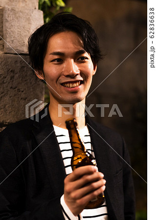 若い男性（ビール、夜、外飲み、屋外 62836638