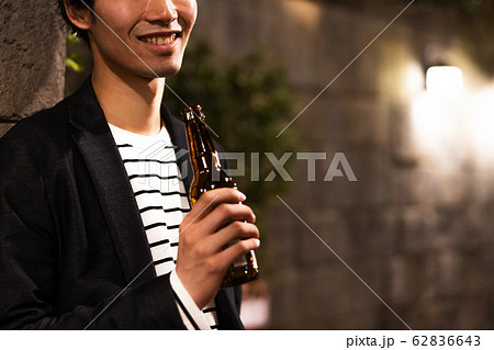若い男性（ビール、夜、外飲み、屋外 62836643