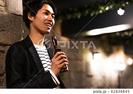 若い男性（ビール、夜、外飲み、屋外 62836645