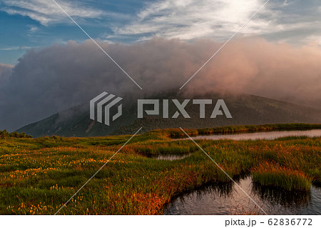 姫ノ池付近から見る夕焼け雲と平ヶ岳 姫ノ池付近から見る夕焼け雲と平ヶ岳 62836772