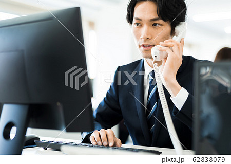 若いビジネスマン（オフィス、パソコン、スーツ、デスクワーク 62838079