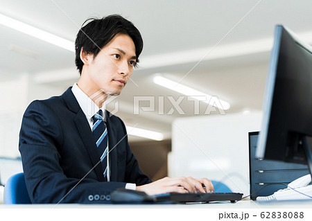 若いビジネスマン(オフィス、パソコン、スーツ、デスクワーク 若いビジネスマン(オフィス、パソコン、スーツ、デスクワーク 62838088