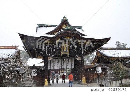 雪の北野天満宮 星欠けの三光門 雪の北野天満宮 星欠けの三光門 62839175