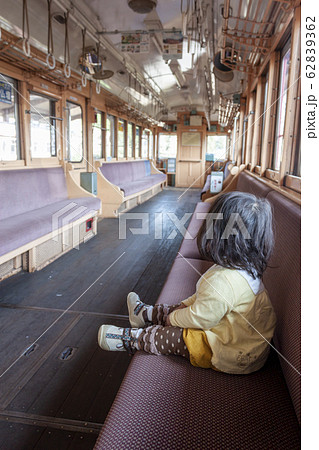 電車に乗る子ども 62839362