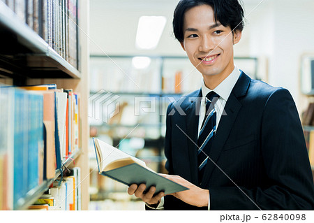 若いビジネスマン（図書館、書店、書籍、読書 62840098