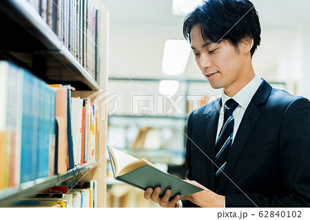 若いビジネスマン（図書館、書店、書籍、読書 62840102