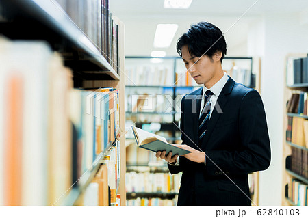 若いビジネスマン（図書館、書店、書籍、読書 62840103