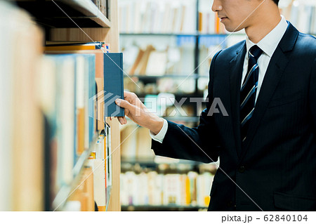 若いビジネスマン（図書館、書店、書籍、読書 62840104