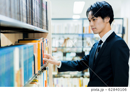 若いビジネスマン（図書館、書店、書籍、読書 62840106