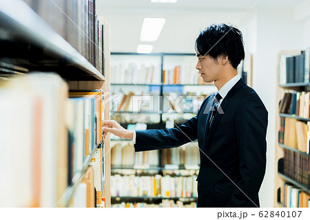 若いビジネスマン（図書館、書店、書籍、読書 62840107