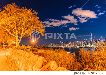 《ニューヨーク》マンハッタンの夜景・ハミルトンパークより 62842387